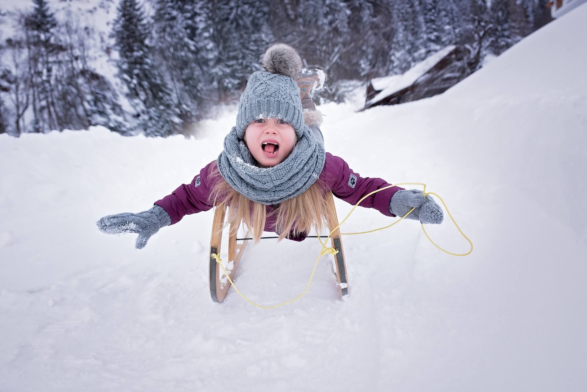 Sanjkanje skijanje zimske radosti sportovi