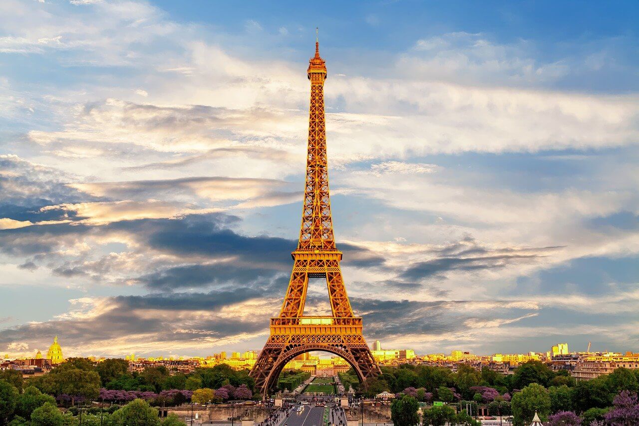 Eiffelov toranj ljeti raste Pariz