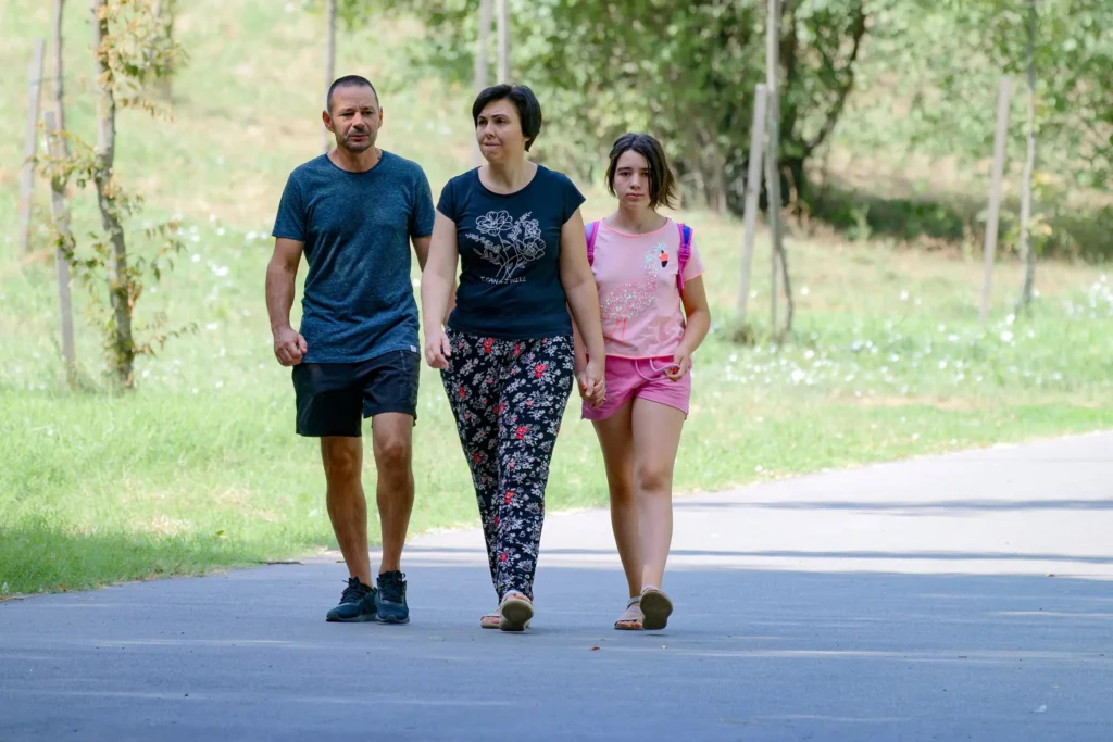 Hodanje može biti i šetnja s obitelji u prirodi